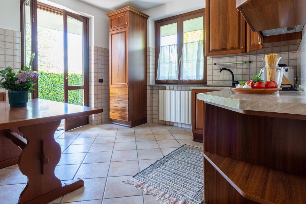 Profumodilago Angera Bagian luar foto