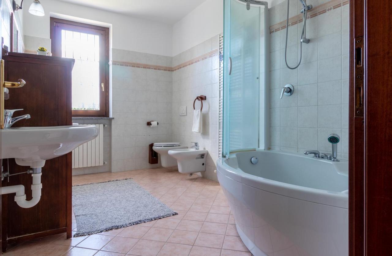 Profumodilago Angera Bagian luar foto